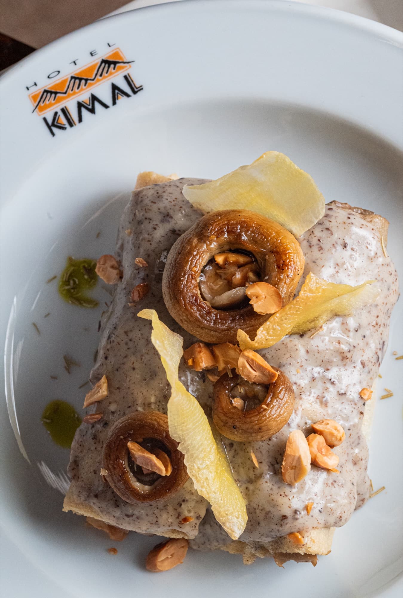 Caneloni con salsa cremosa y toppings
