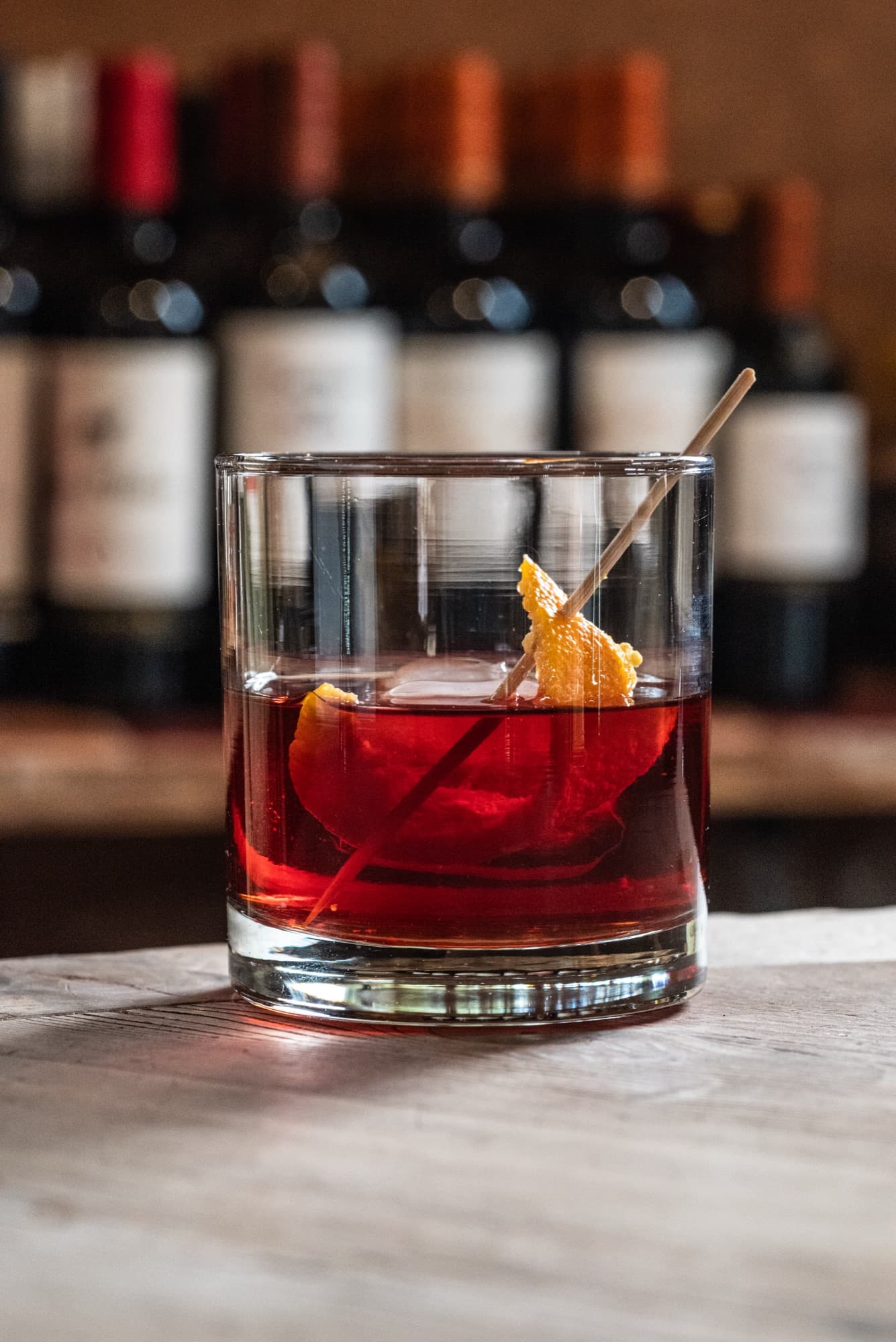 Coctel de autor servido al atardecer
