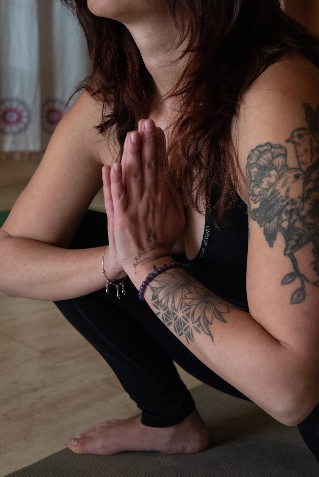 Sala de yoga e respiração com luz suave