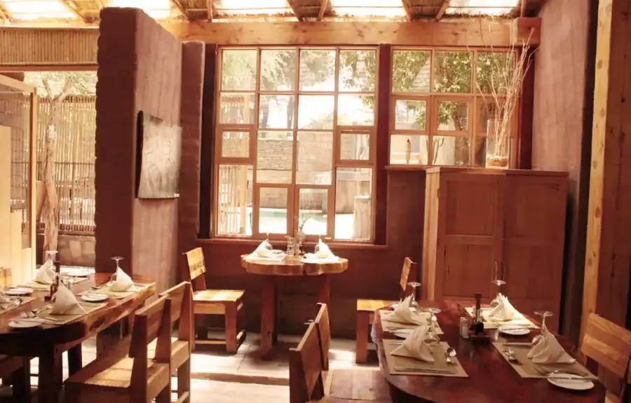 Comedor íntimo del restaurante Paacha con detalles en madera